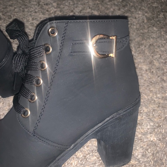 Minimalist Lace-Up Front Chunky Heeled Boots - Picture 4 of 7